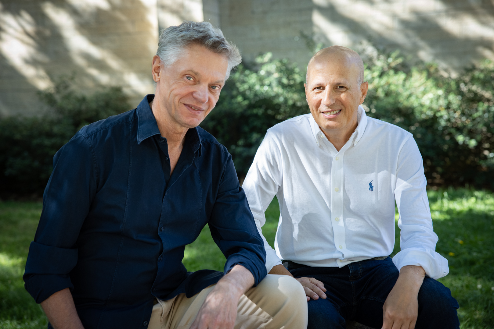 Nicolas-et-Serge-sur-un-banc-3-2